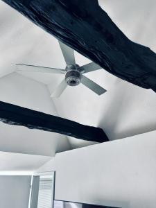 un ventilador de techo sobre un techo en FeWo Lindenallee II, en Nordhorn