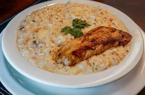 un plato de comida con un trozo de pescado y arroz en Hotel Dan Inn Uberaba & Convenções, en Uberaba