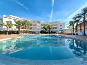 a large swimming pool in front of a building at Vila Apostol in Lagos