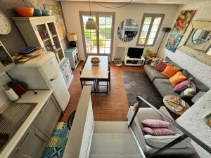 un salon avec un canapé et une table dans l'établissement Mas 2 chambres avec vue mer, piscine, Wi-Fi - FR-1-726-10, à La Croix-Valmer