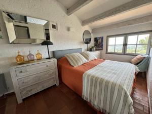 Ένα ή περισσότερα κρεβάτια σε δωμάτιο στο Maison La Croix-Valmer, 3 pièces, 4 personnes - FR-1-726-10