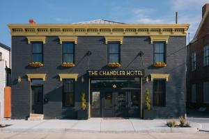 un bâtiment en briques rouges avec un panneau indiquant l'hôtel de chambre dans l'établissement The Chandler Hotel, à Madison