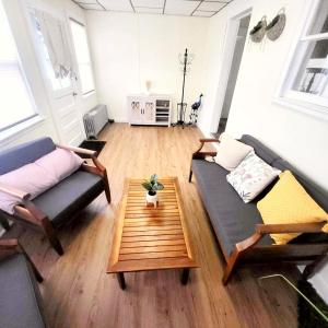 Opulence Living close to Boston في ستوكتون: غرفة معيشة مع كنبتين وطاولة قهوة