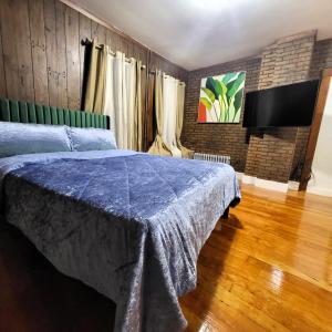 Opulence Living close to Boston في ستوكتون: غرفة نوم عليها سرير وبطانية زرقاء