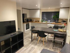 Кухня или мини-кухня в Bath rd villa
