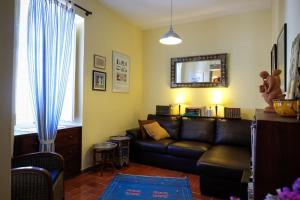 ein Wohnzimmer mit einem Sofa und einem Spiegel in der Unterkunft Casa Avelar in Tavira