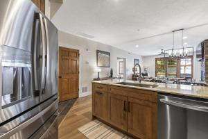 Kuchyň nebo kuchyňský kout v ubytování TOWN POINTE B204 condo + 27 fotografií