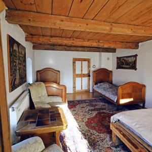 Siedlisko Pod Jaworem في Domaszków: غرفة نوم بسريرين وسقف خشبي