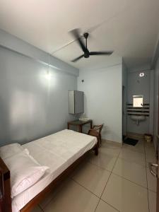 Postel nebo postele na pokoji v ubytování Thaliath Inn Varapuzha