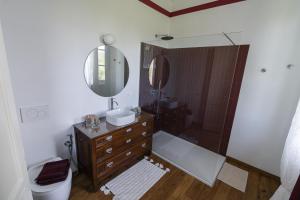 y baño con lavabo y ducha con espejo. en Bed & Breakfast Barbera e Tulipani, en Scandeluzza