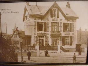 une vieille photo en noir et blanc d'une maison dans l'établissement Appartement 5 pers, à 200 m de la plage de Wimereux - Chalet Valentine, à Wimereux