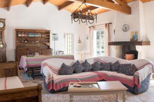 - un salon avec un canapé et un lit dans l'établissement Villa Kenavo - Maison familiale avec vue mer, à Île-d'Aix
