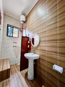 bagno con lavandino e specchio di The Legends Lodge & Apartments a Morogoro