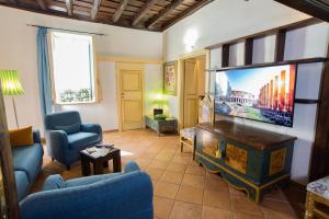 Televízia a/alebo spoločenská miestnosť v ubytovaní Trevi fountain apartment