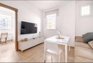 A television and/or entertainment centre at Acogedor y precioso apartamento en Sevilla