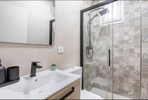 A bathroom at Acogedor y precioso apartamento en Sevilla Még 7 kép