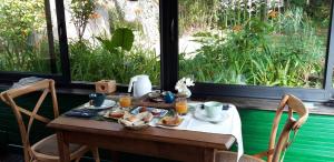 - une table avec de la nourriture pour le petit-déjeuner et du jus d'orange dans l'établissement Repos et decouverte, à Lissac et Mouret