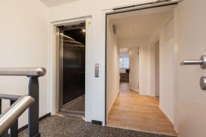 um corredor com uma porta que dá para um quarto em Gasthof Oxen em Küsnacht