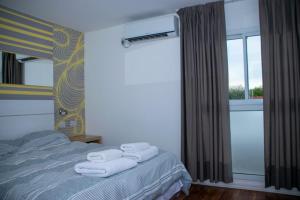 Un pat sau paturi într-o cameră la Hotel Belgrano