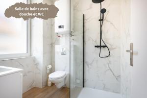a bathroom with a shower and a toilet at Sariette - Spacieux - Linge hôtelier - Fibre - Confort in La Destrousse +28 photos