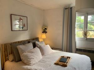 Postel nebo postele na pokoji v ubytování Villa Clocomi - typique de l'ile d'aix vue mer