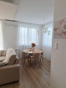 uma sala de estar com uma mesa e um sofá em DIAMOND - Luxusný Apartmán Marco em Podhájska