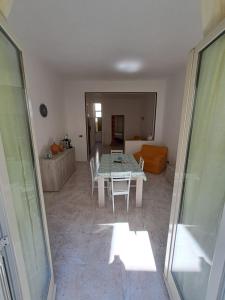 un soggiorno con un tavolo e un divano di GTCasaVacanze a Brindisi