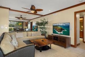 una sala de estar con un sofá y una mesa en Ko Olina Beach Villas B107, en Kapolei