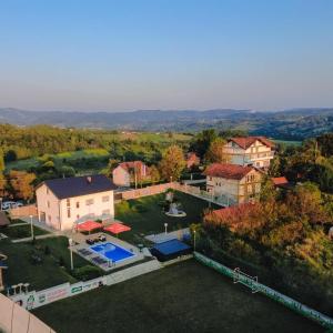 una vista aerea di una casa con cortile di Villa Mia a Prnjavor