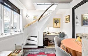 um escritório no sótão com uma escada e uma secretária em 1 Bedroom Cozy Home In Rnne em Rønne