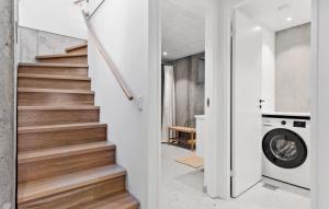 uma escada numa casa com uma máquina de lavar roupa em Amazing Home In Grenaa With Kitchen em Grenå