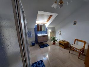 a living room with a sink and a chair at Affittacamere Via Carducci in Gubbio