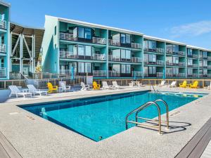 彭薩科拉海灘的住宿－Palm Beach Club 125，公寓大楼前的游泳池
