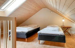 2 camas en una habitación con ático en Stunning Home In Kalundborg With 2 Bedrooms And Wifi, en Kalundborg