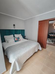 ein Schlafzimmer mit einem großen weißen Bett in einem Zimmer in der Unterkunft Ava Relax Apartments in Świnoujście