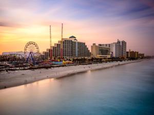 una spiaggia con ruota panoramica e una città di Sunglow Resort 305 a Daytona Beach