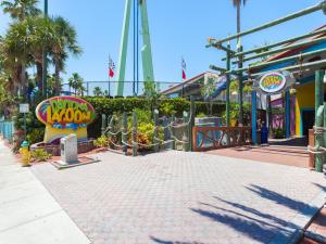 un giro in un parco divertimenti con le montagne russe di Sunglow Resort 305 a Daytona Beach