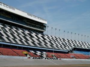 uno stadio con tribune vuote davanti di Sunglow Resort 305 a Daytona Beach Altre 24 foto