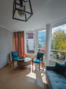 斯維諾烏伊希切的住宿－Ava Relax Apartments，客厅配有沙发、椅子和桌子
