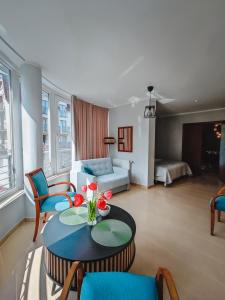 斯維諾烏伊希切的住宿－Ava Relax Apartments，客厅配有桌椅和沙发