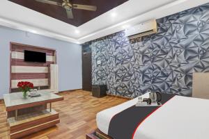 a hotel room with a bed and a tv at OYO Flagship Hotel Shivansh Residency in Lucknow