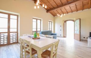 een grote woonkamer met een tafel en stoelen bij Gorgeous Apartment In Borgo A Mozzano With Wifi in Borgo a Mozzano