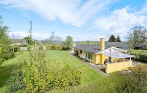 ノーポにあるGorgeous Home In Nordborg With Wifiの黄色い家屋の空中風景