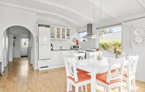 ノーポにあるGorgeous Home In Nordborg With Wifiの白いキッチン(白いテーブルと椅子付)