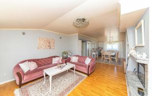 uma sala de estar com um sofá e uma mesa em 3 Bedroom Awesome Apartment In Kastel Gomilica em Kaštela