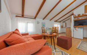 salon z kanapą i stołem w obiekcie Nice Apartment In Potocnica With House Sea View w mieście Borovići