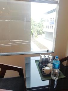 una mesa de cristal con una botella de agua encima en PAUL RESIDENCY, en Nedumbassery