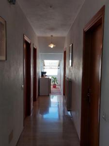 un pasillo de una casa con una mesa y una habitación en Affittacamere Via Carducci, en Gubbio