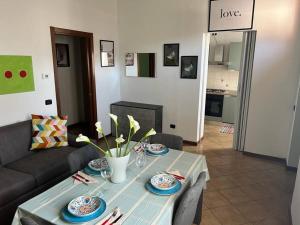 uma sala de estar com uma mesa com pratos em "Biancospino" Alloggio Turistico a Milano em Vimodrone