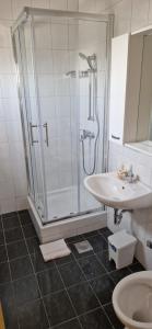 Koupelna v ubytování Apartmani Melia + 37 fotografií